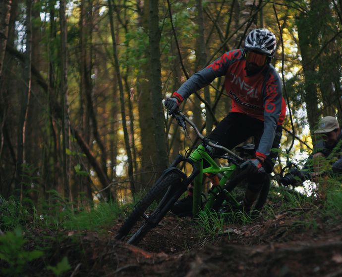 Biker im Wald gefilmt von Steven Busch