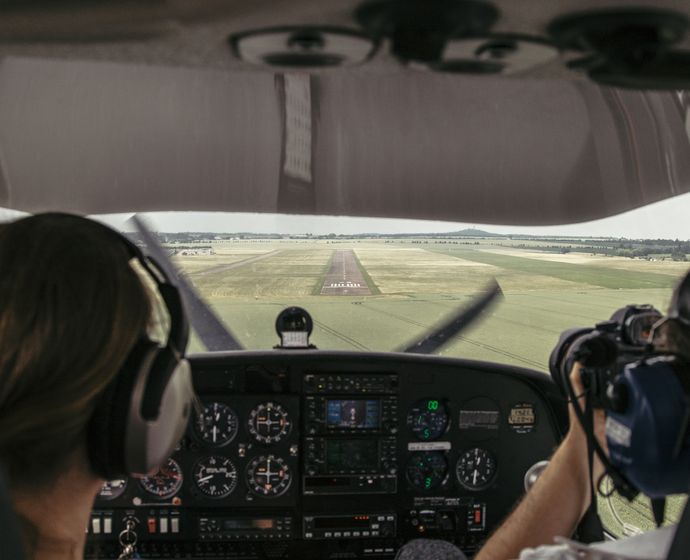 Cockpit mit Blick auf Landebahn