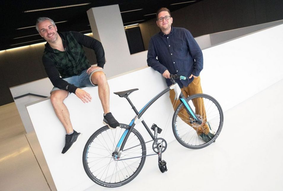 Gründer Sven Gläser und Hendrik Berthel mit Prototyp ihres Fahrrads.