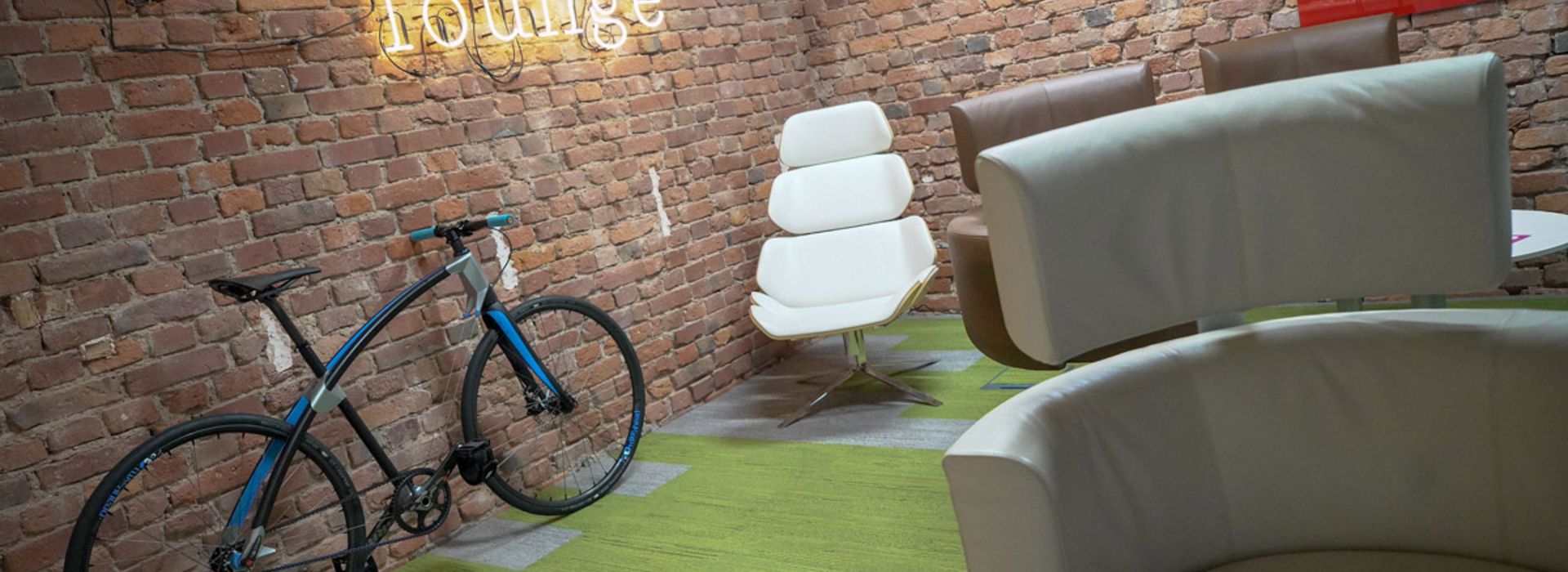 Ein Raum mit Sessel und Fahrrad. 