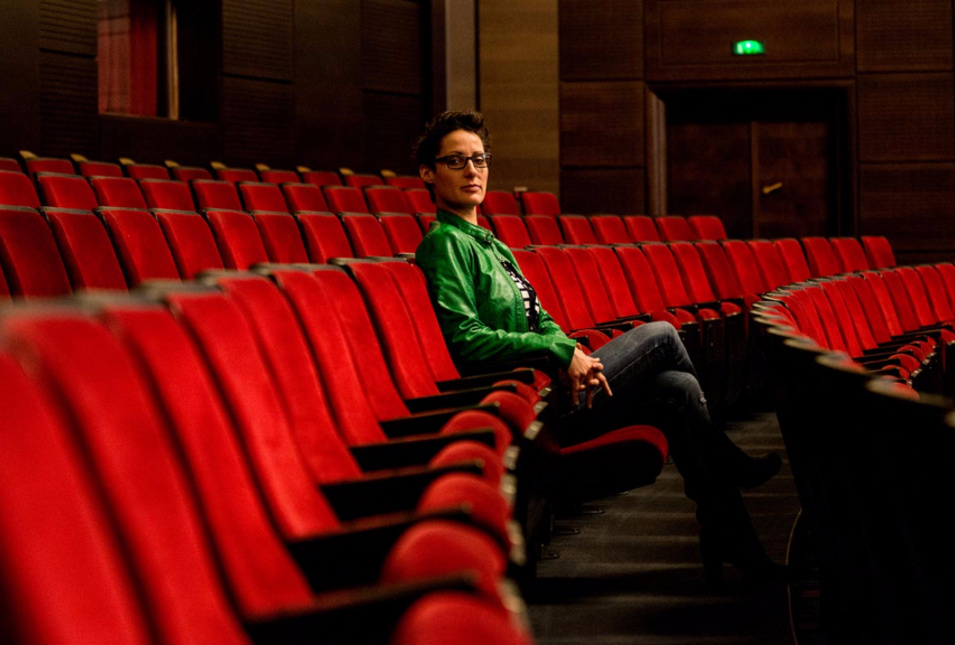 Dorotty Szalma sitzend im Theatersaal