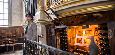 Albrecht Koch vorm Spieltisch der Silbermann-Orgel