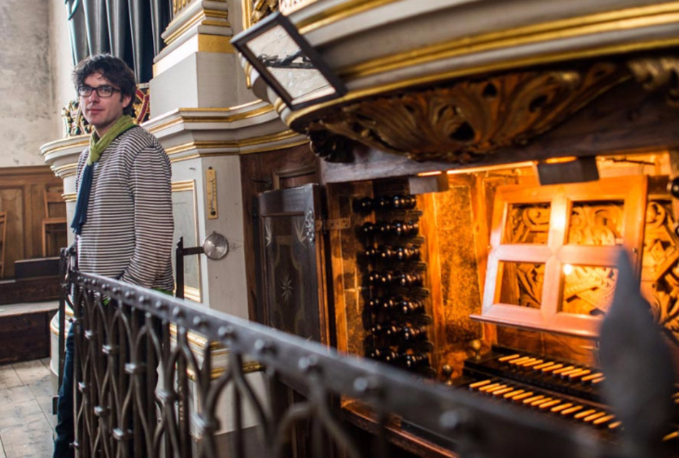 Albrecht Koch vorm Spieltisch der Silbermann-Orgel