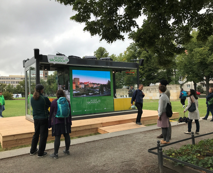 Sachsens City-Cube auf der EinheitsEXPO mit Videoszenen aus Sachsen