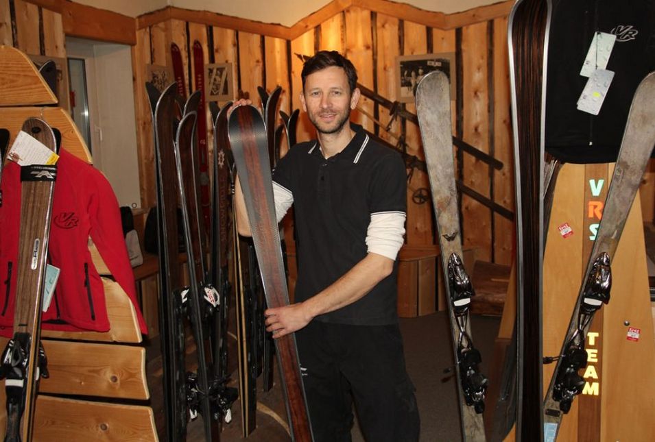 André Voigt vor seinen Skiern