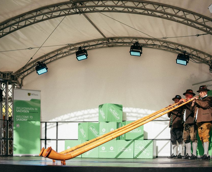 Alphornbläser auf der Bühne 
