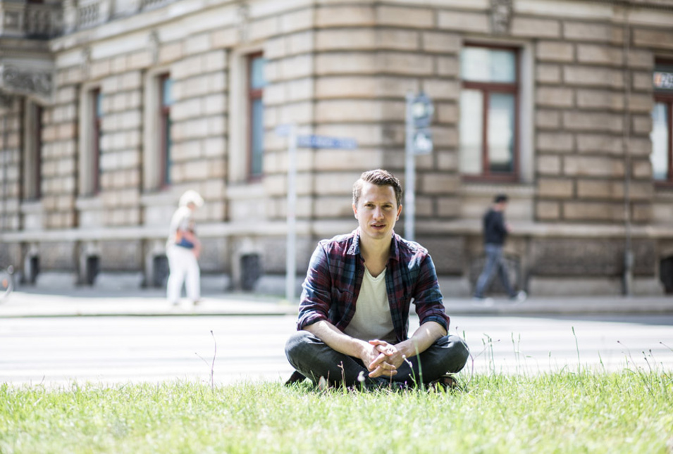 Martin Schlichte im Schneidersitz auf einer Wiese