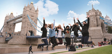 Klasse vor der Tower Bridge London