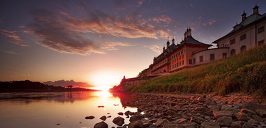 Schloss Pillnitz und Elbe bei Sonnenuntergang