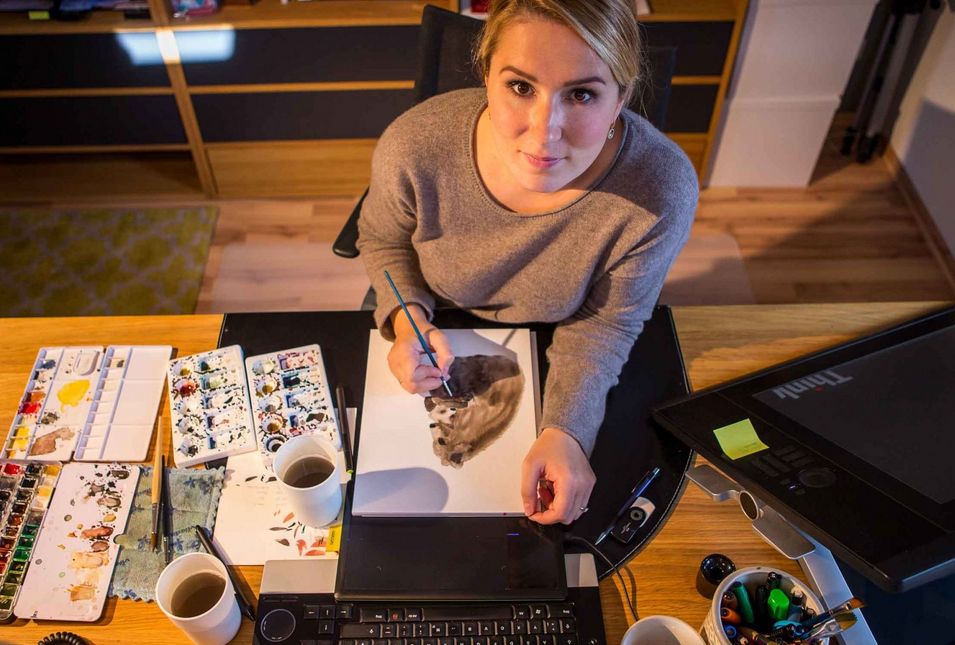 Kristin Franke zeichnet an ihrem Arbeitsplatz