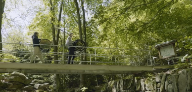 zwei Musiker überqueren eine Brücke in der Natur