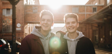 Björn und Paul vor Industriegebäuden
