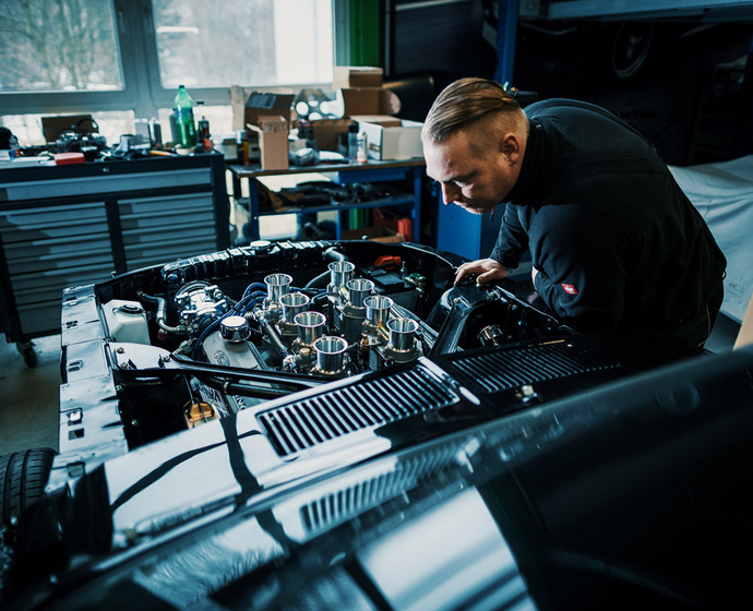 KFZ-Meister Oliver Floss am 7l V8 Motor