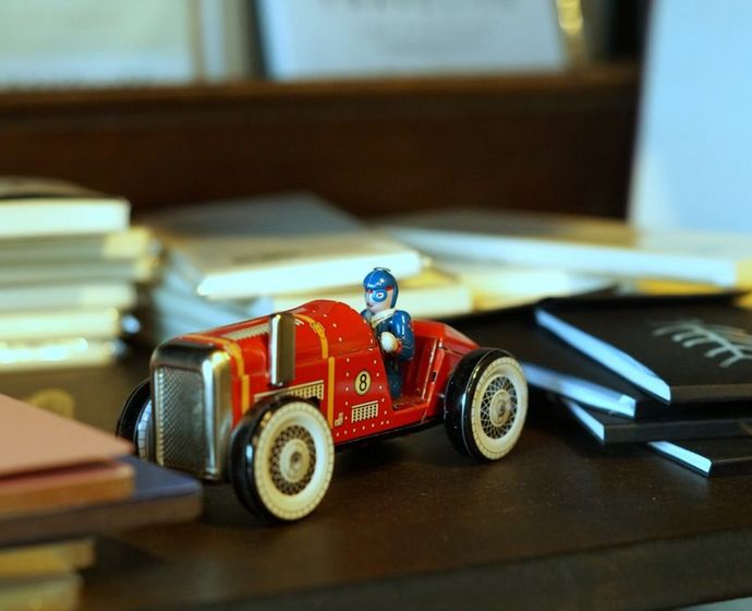 Ein kleines, altes Spielzeugauto