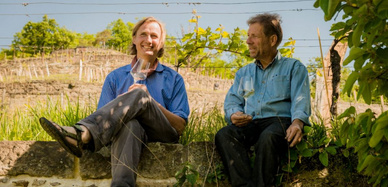 Aust und Zimmerling auf einer Trockenmauer bei einem Glas Weißwein