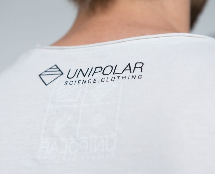 Das Label von Unipolar im Nacken eines T-Shirts