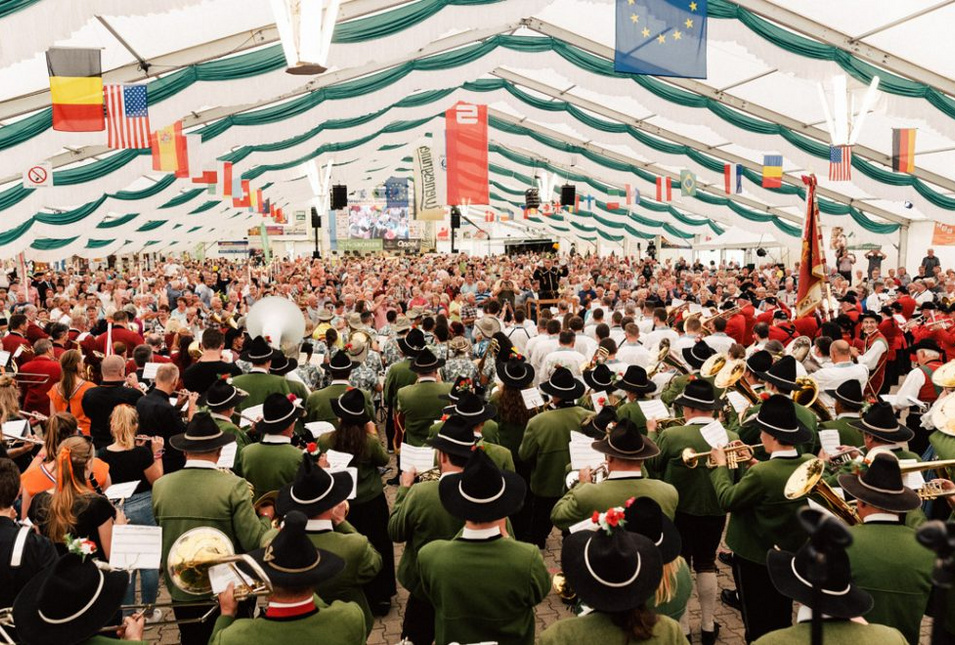 Festzelt voller Bläser und Publikum