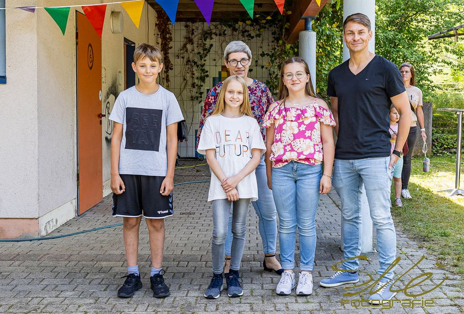 Der Bürgermeister von Thalheim Nico Dittmann mit seiner Kinderbürgermeisterin Alessia und ihren Vertretern Karl Brunner und Mia Felice Schubert.