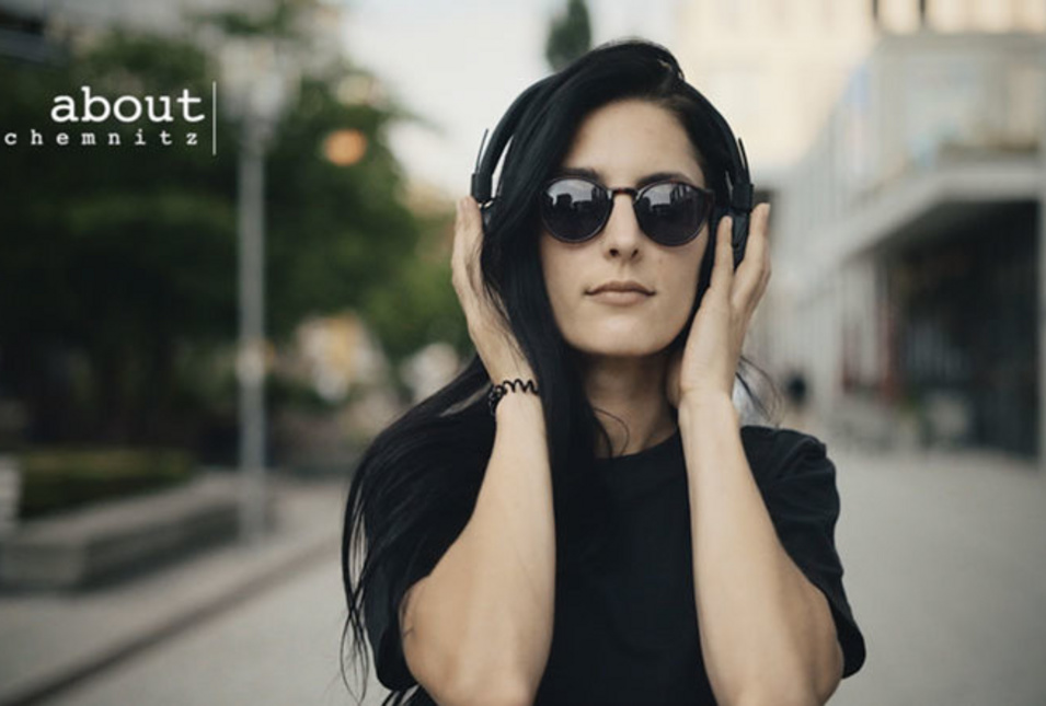 Protagonistin des Kurzfilms mit Sonnenbrille und Kopfhörern