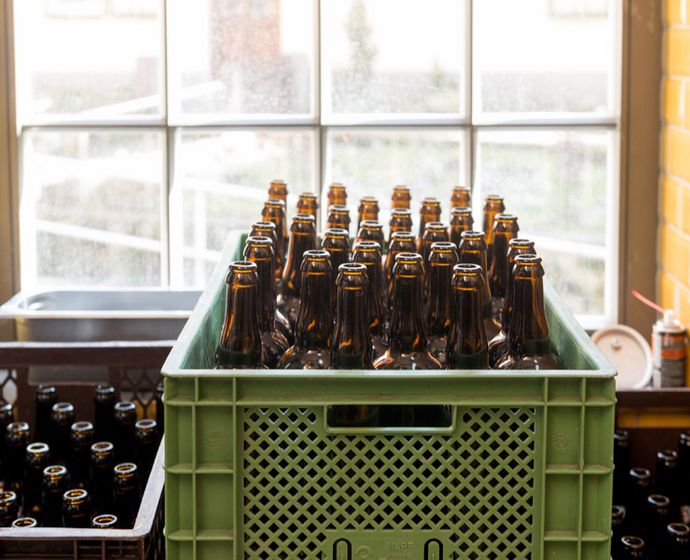 Kiste mit leeren Bierflaschen