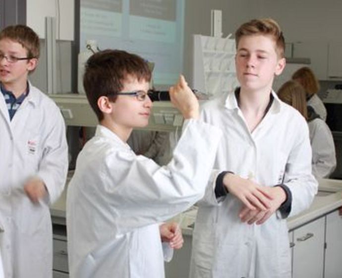 Schüler im Labor bei einem optischen Experiment