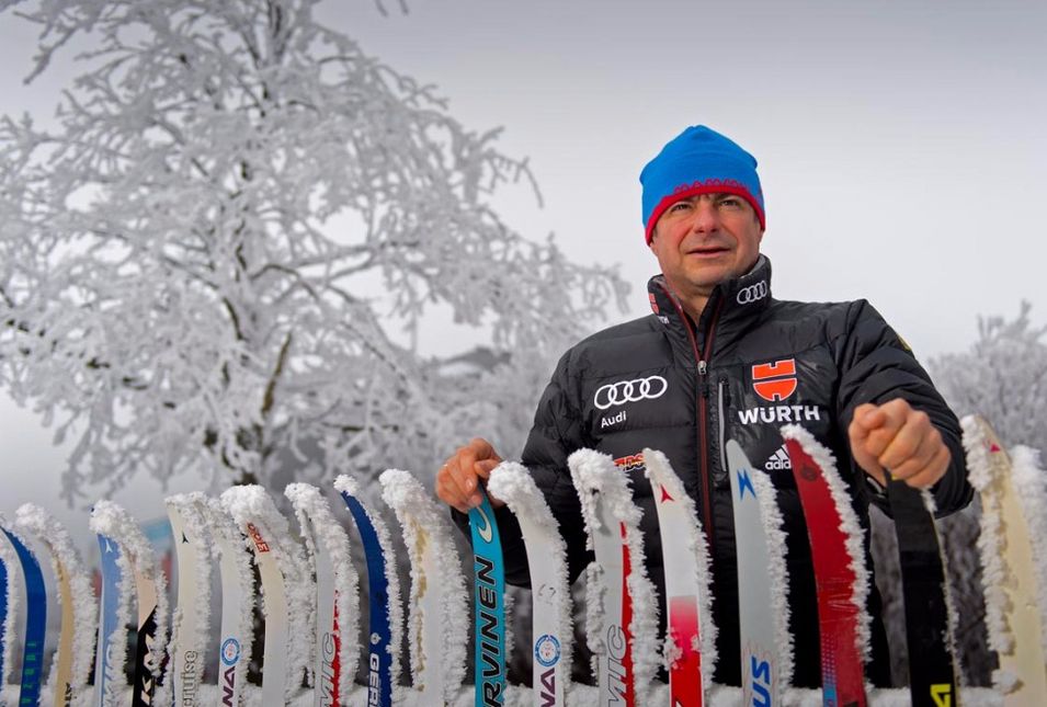 Trainer Lutz Hänel vor Skiern