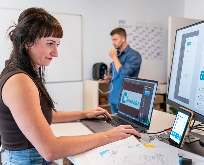 Sylvia legt letzte Hand an das Logo der eHealth-App „Wundera“.