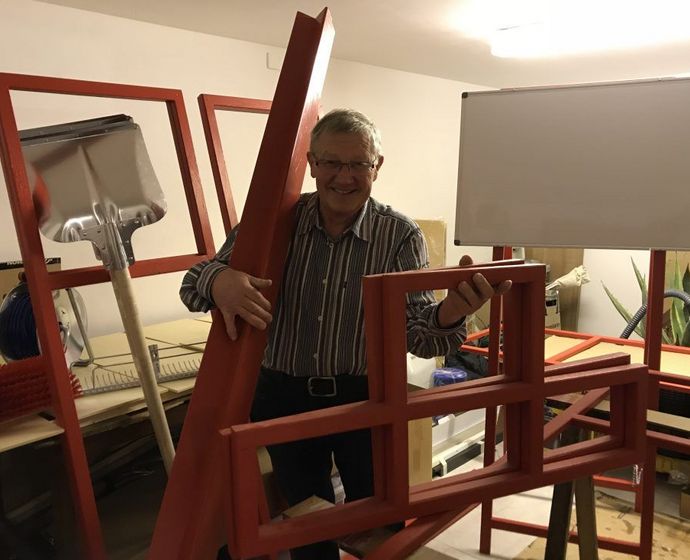Der Vater von Geschäftsführer Torsten Püschel mit Material in seiner Werkstatt