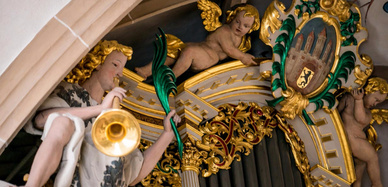 Verzierungen an der Orgel