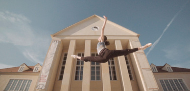 Tänzerin vor Festspielhaus Hellerau