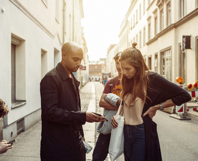 DJs laufen durch die Stadt