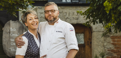 Spitzenkoch Daniel Lindner mit seiner Frau vor der Grenzschänke.