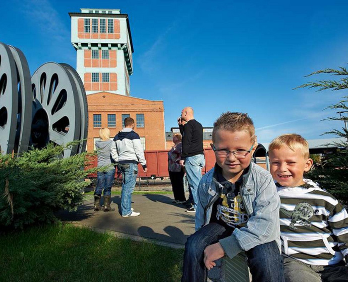 Zwei Kinder vorm Museum.