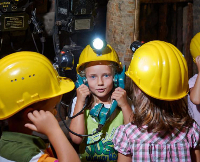 Kinder können in der Erlebnisführung für Familien dem täglichen Arbeitsweg des Bergmanns folgen. 