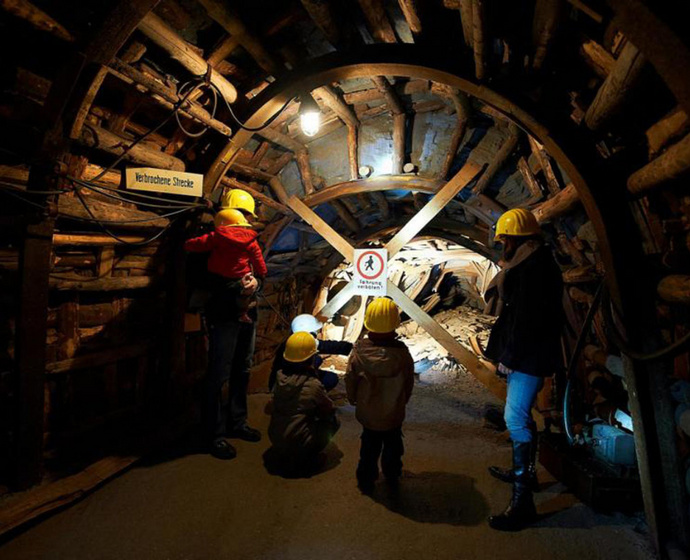 Besuchergruppe unter Tage im Anschauungsbergwerk.