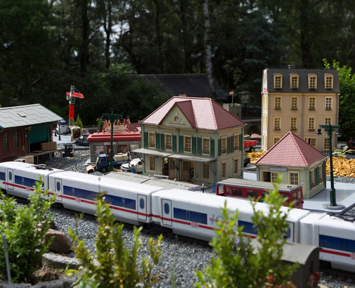 Modelleisenbahn am Fuße des Turms