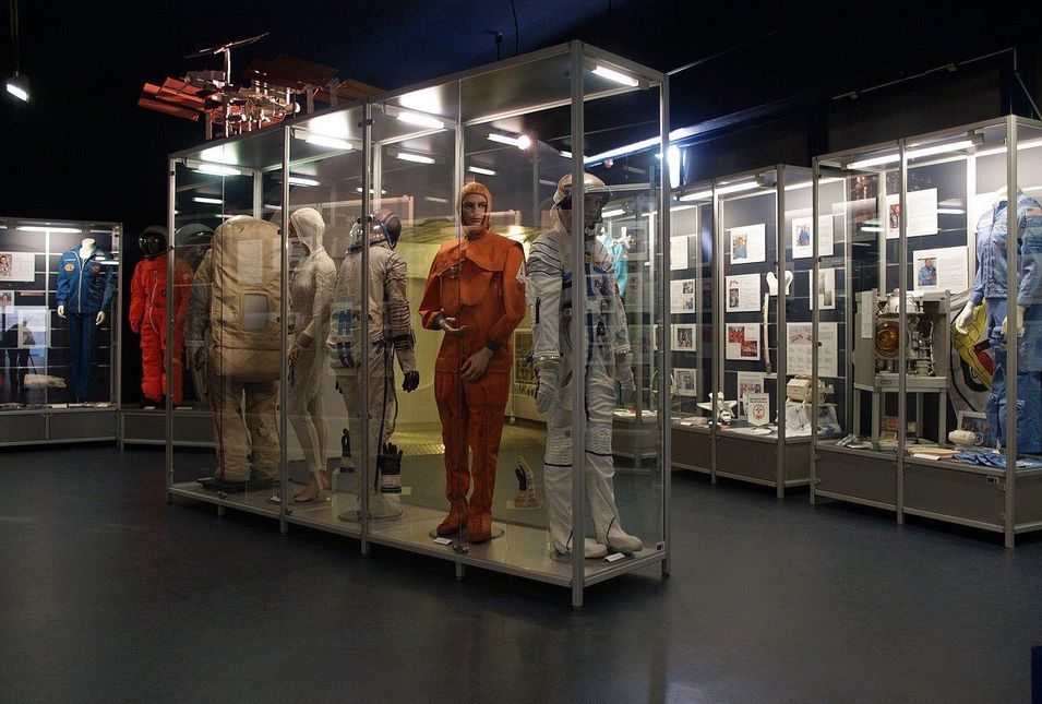 Astronautenanzüge in Glasvitrine