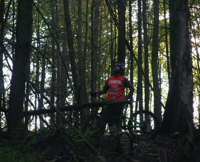 Biker im Wald