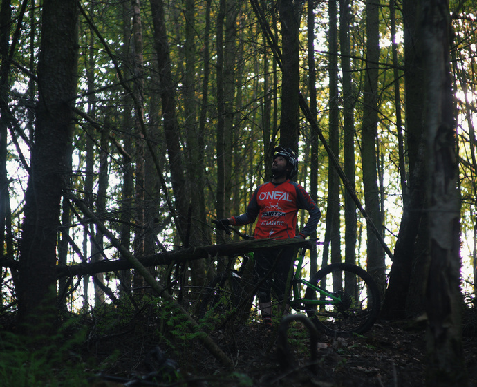 Biker im Wald