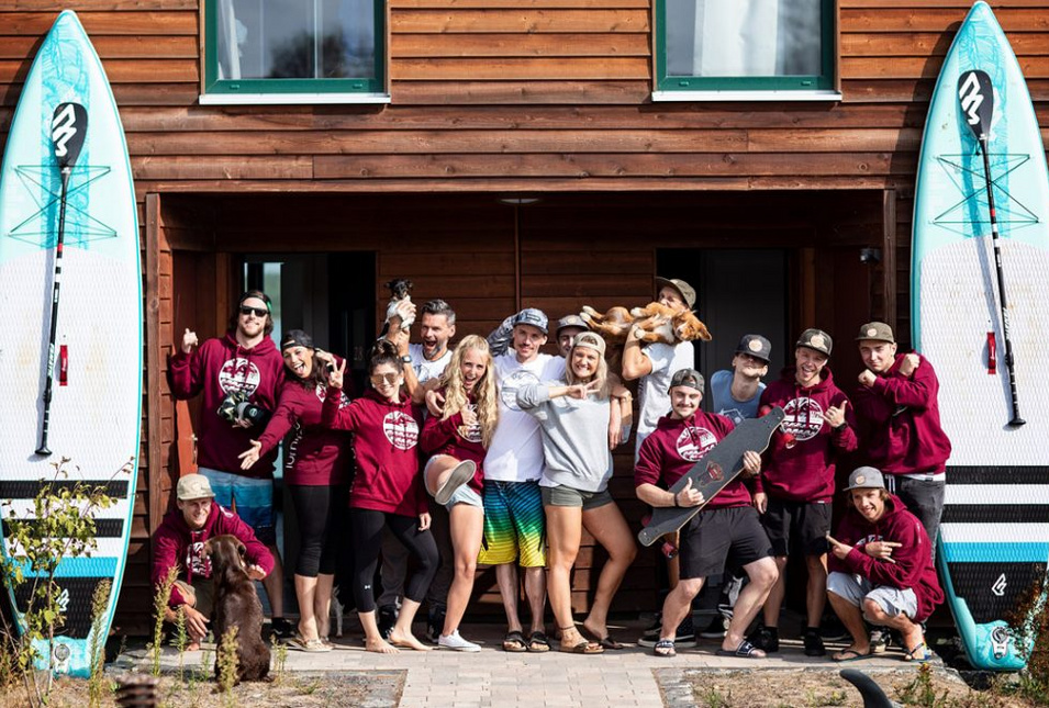 Das Team von lumipöllö vor einem Ferienhaus am Störmthaler See