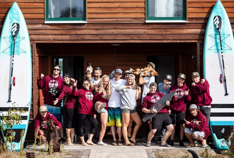 Das Team von lumipöllö vor einem Ferienhaus am Störmthaler See