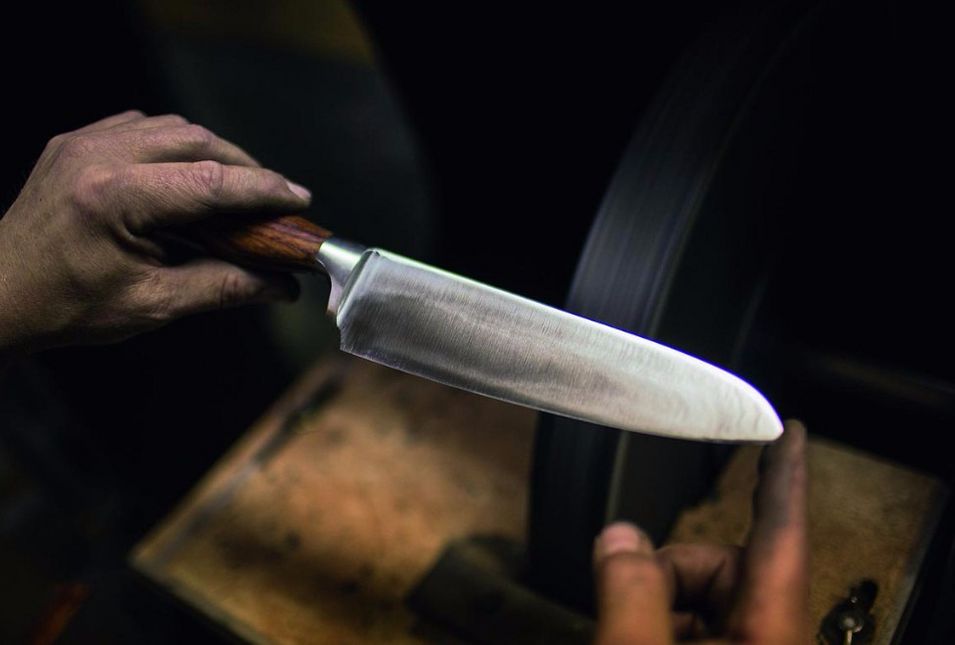 Ein Messer beim Schleifen