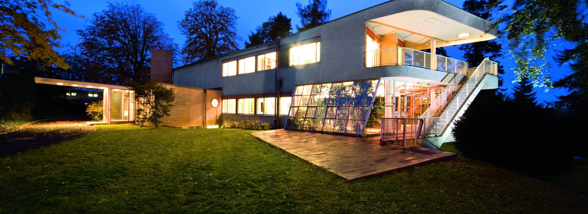 Ein Haus im Bauhaus-Stil bei Nacht.