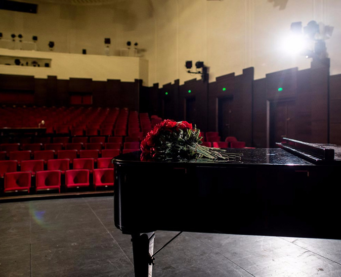 Theatersaal im Gerhart-Hauptmann-Theater mit Flügel