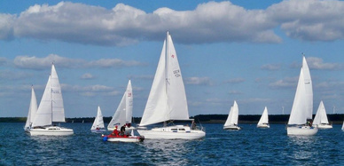 Segelboote auf dem Geierswalder See