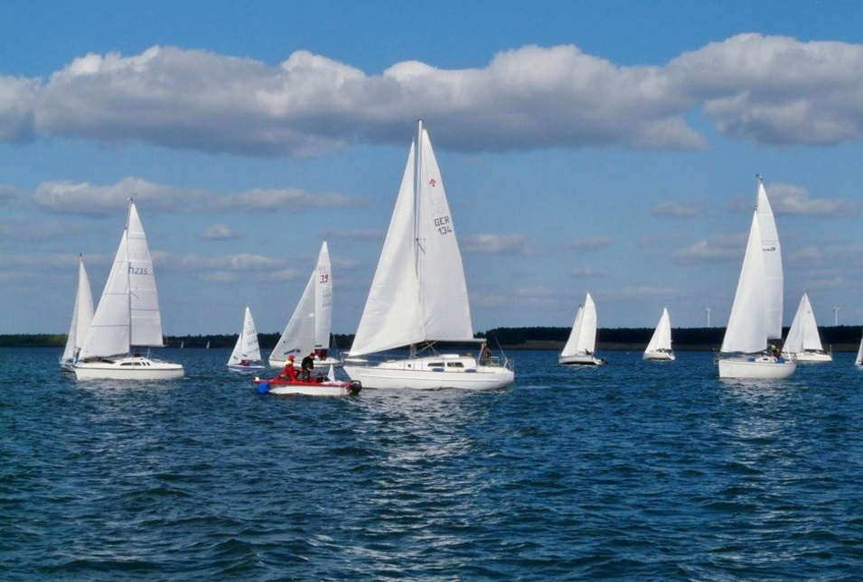 Segelboote auf dem Geierswalder See