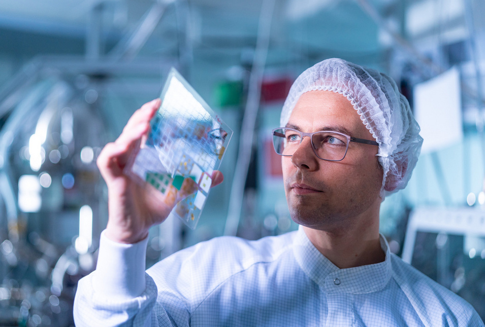 Senorics-CCO Robert Langer bei der Inspektion eines Wafers
