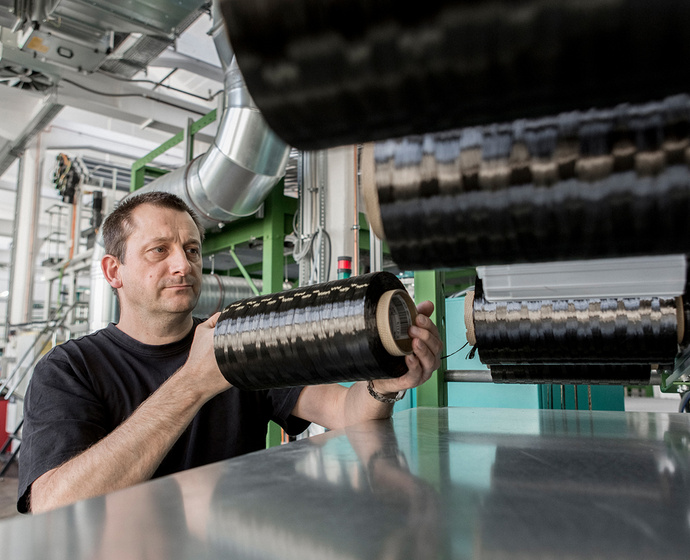 Herstellung von Carbonfasern. Ein Garn besteht aus bis zu 50.000 einzelnen Fasern.