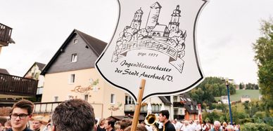 Schild des Jugendorchesters Auerbach.