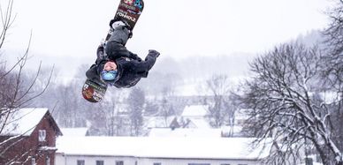 Matteo Rüger bei einem Salto mit Snowboard